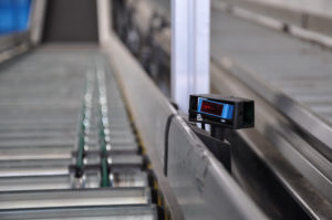 Roller conveyor with laser distance sensor